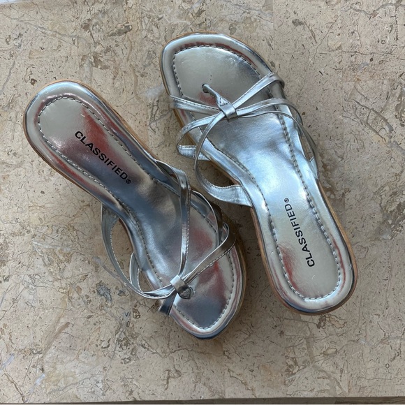Silver Slip On Thong Strappy Sandal Platform Wedge Classified Size 6.5 New - Picture 7 of 13